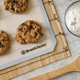 Cookies on the Non-Stick Silicone Baking Mat